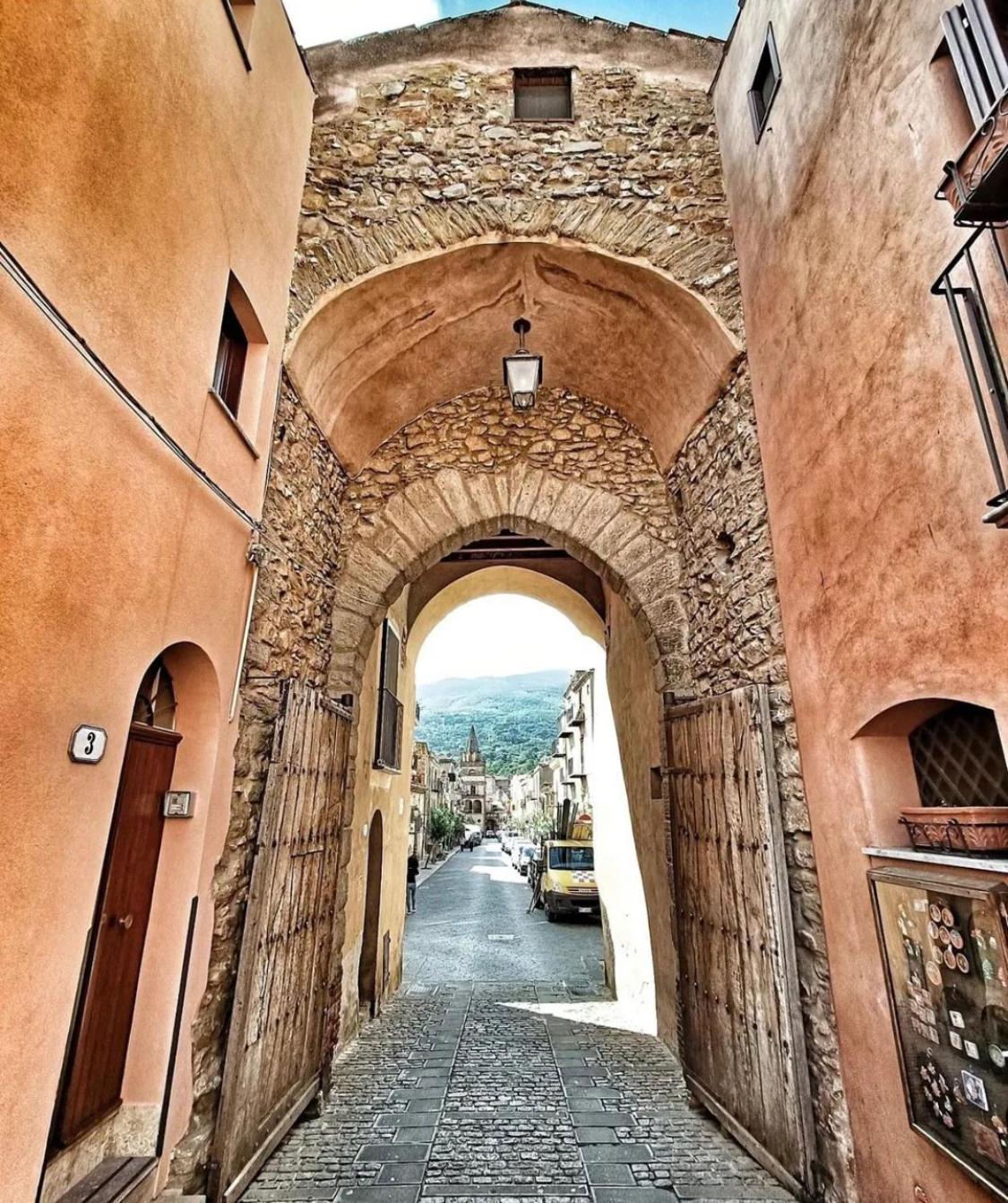 Porta San Paolo House Lejlighedshotel Castelbuono  Eksteriør billede